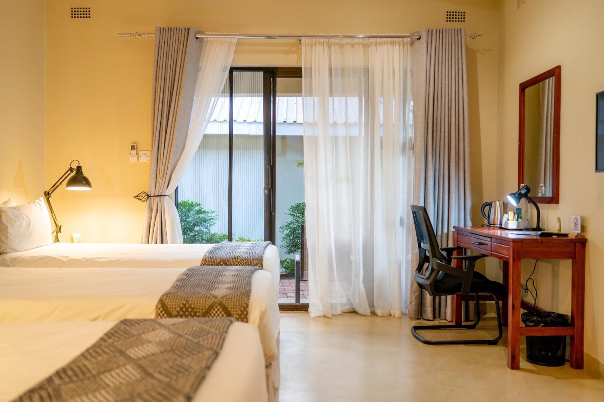 The Shrub Lodge Victoria Falls Extérieur photo