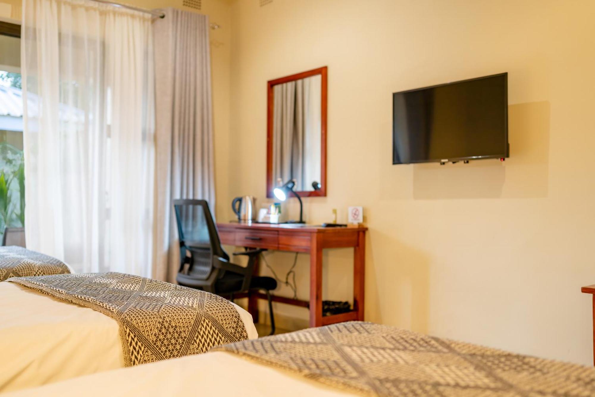 The Shrub Lodge Victoria Falls Extérieur photo