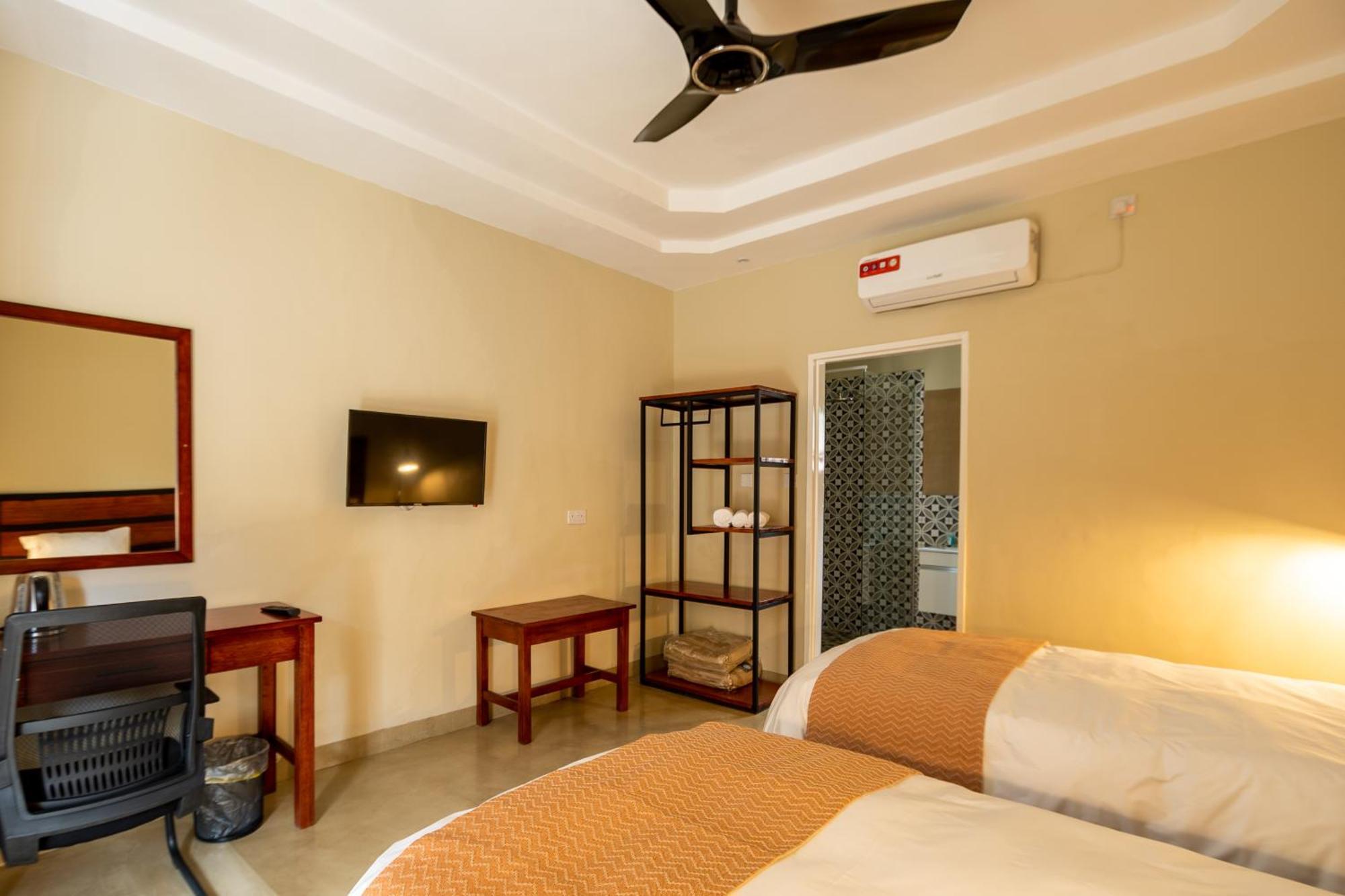 The Shrub Lodge Victoria Falls Extérieur photo