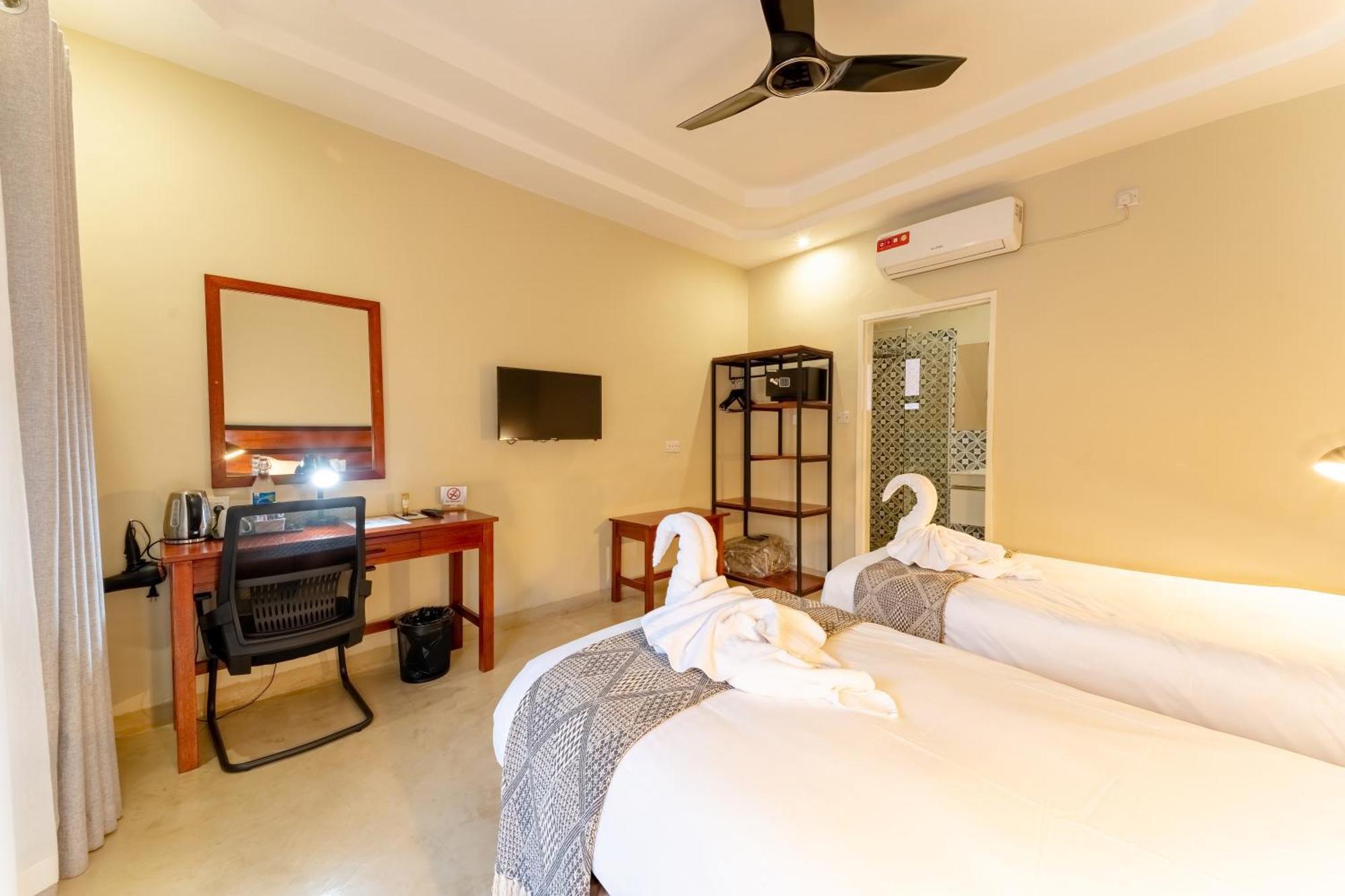 The Shrub Lodge Victoria Falls Extérieur photo