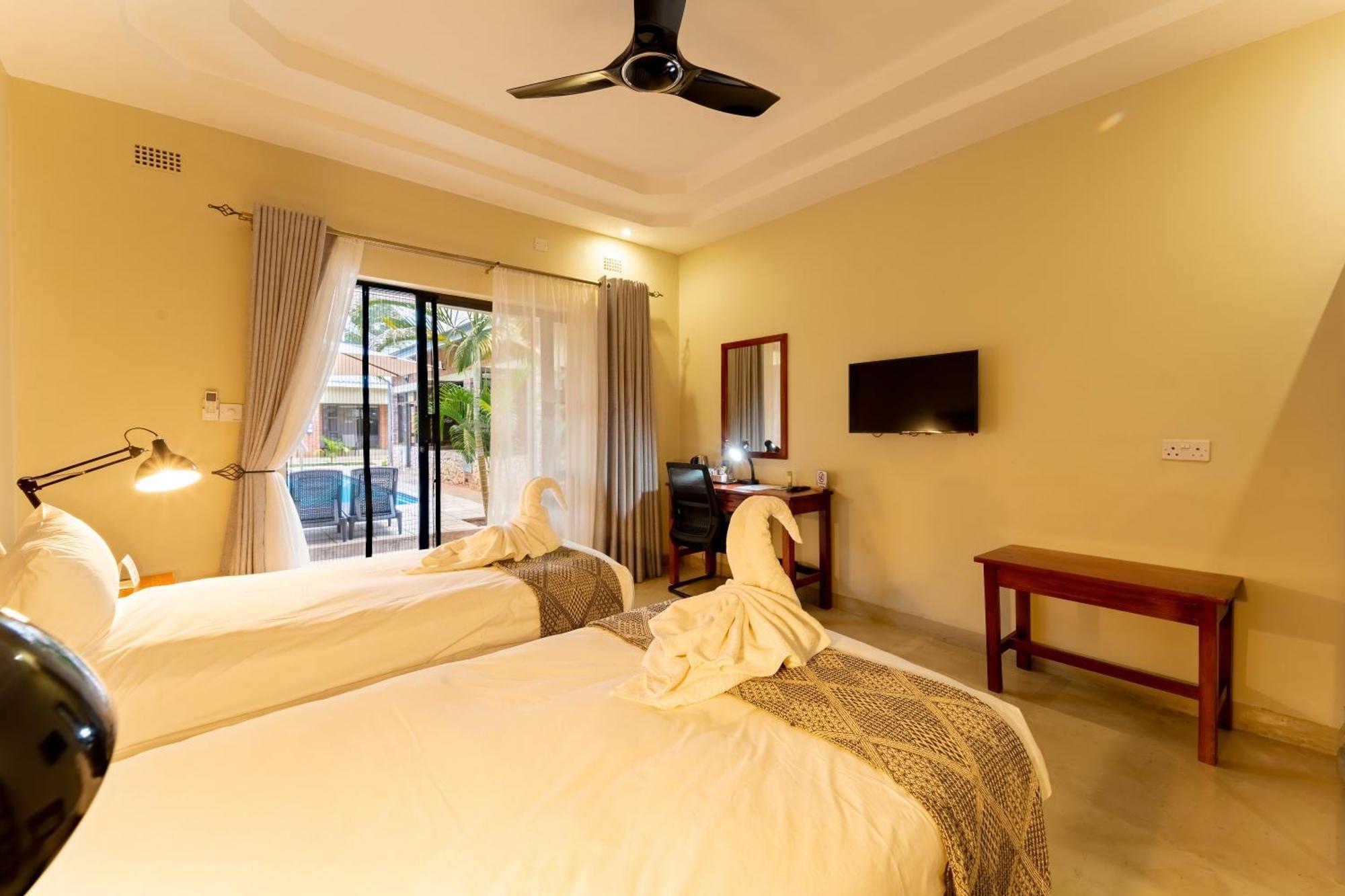 The Shrub Lodge Victoria Falls Extérieur photo