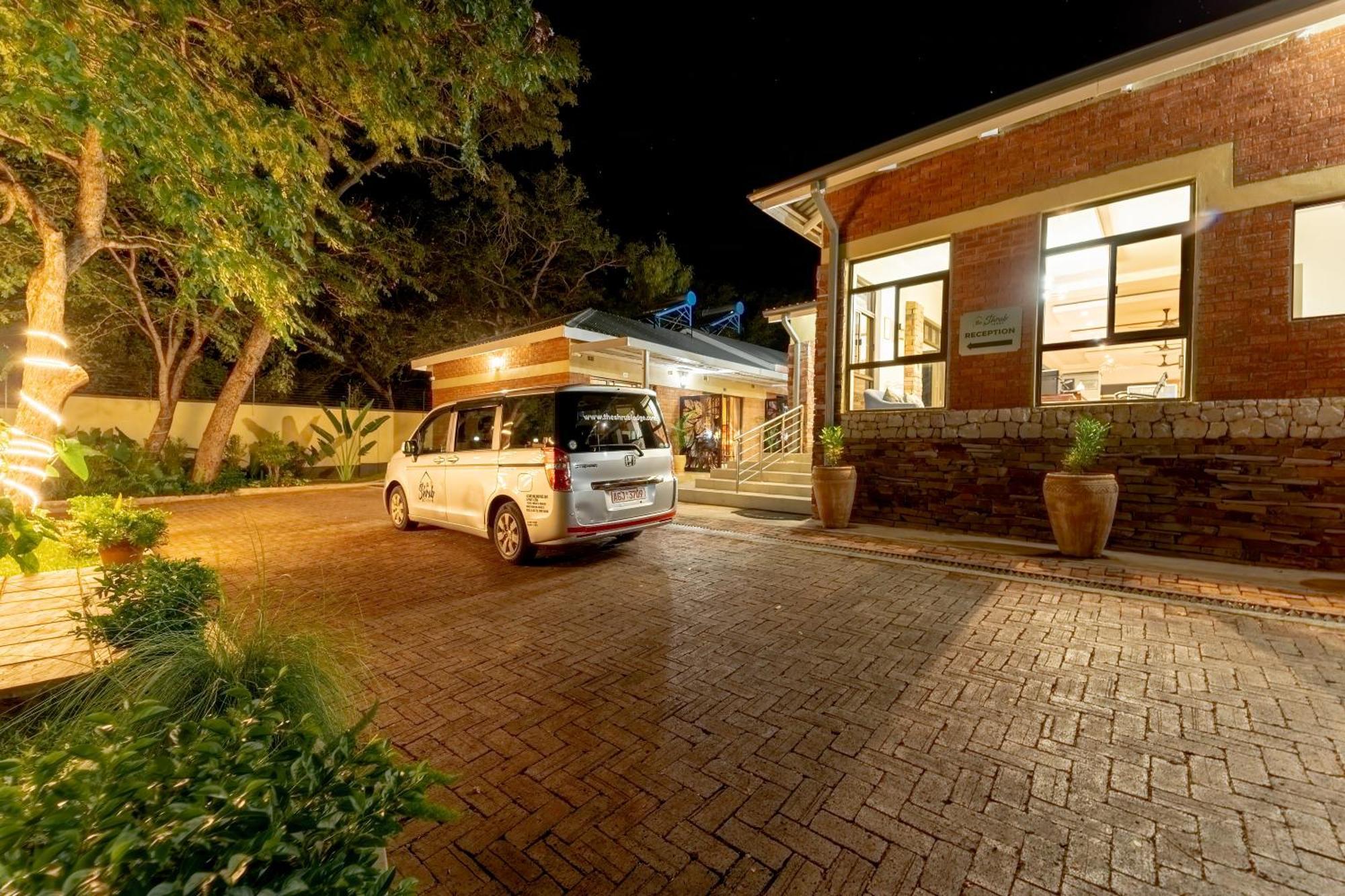 The Shrub Lodge Victoria Falls Extérieur photo