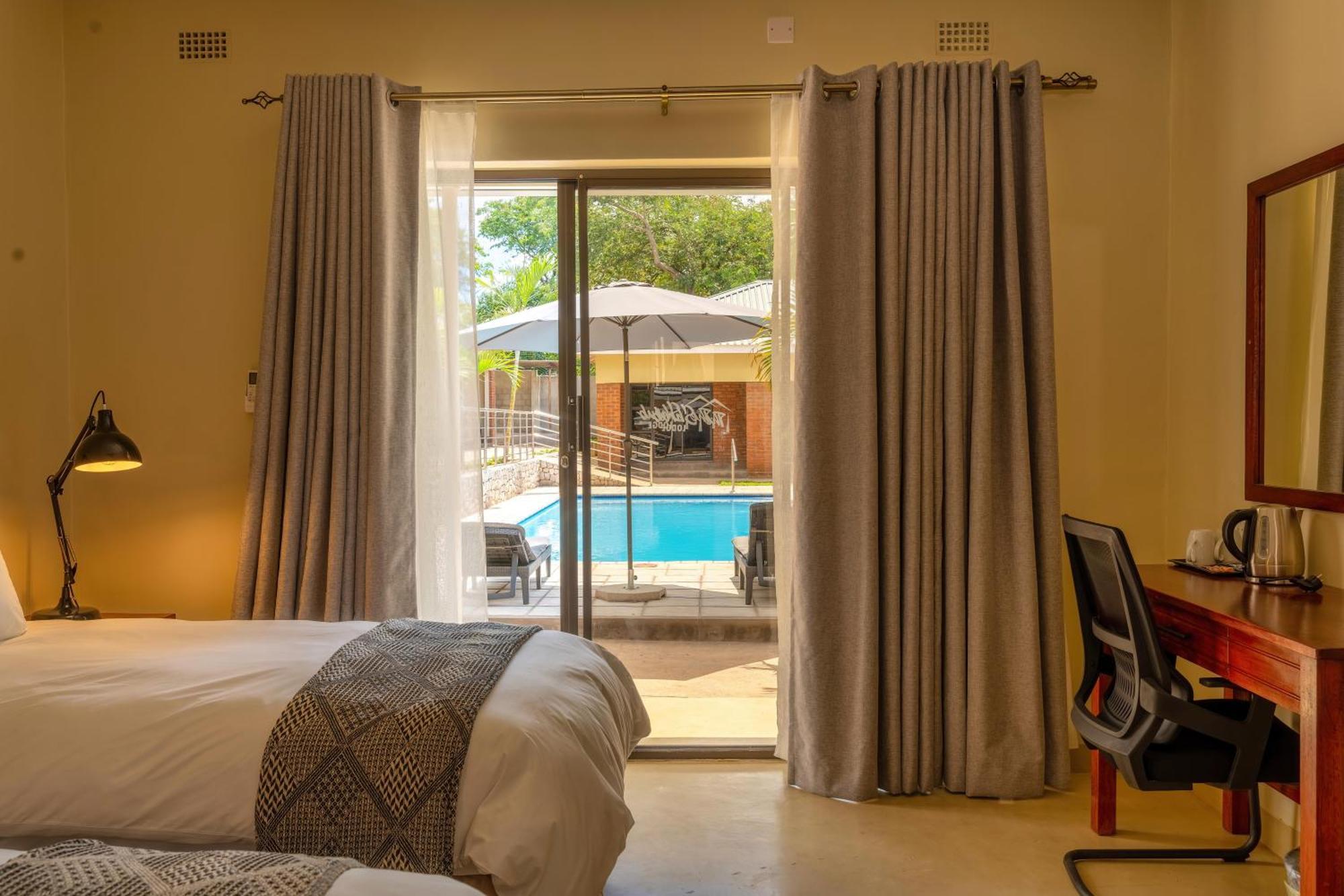 The Shrub Lodge Victoria Falls Extérieur photo