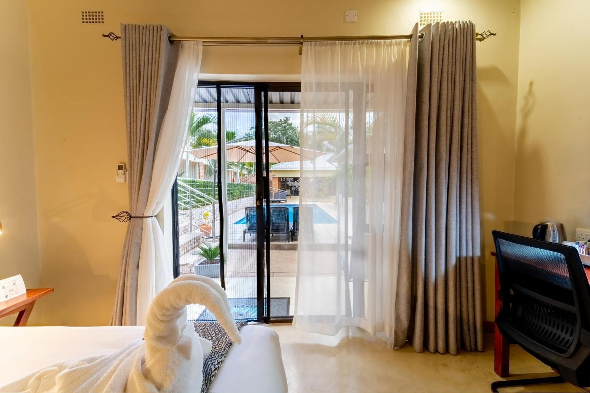 The Shrub Lodge Victoria Falls Extérieur photo