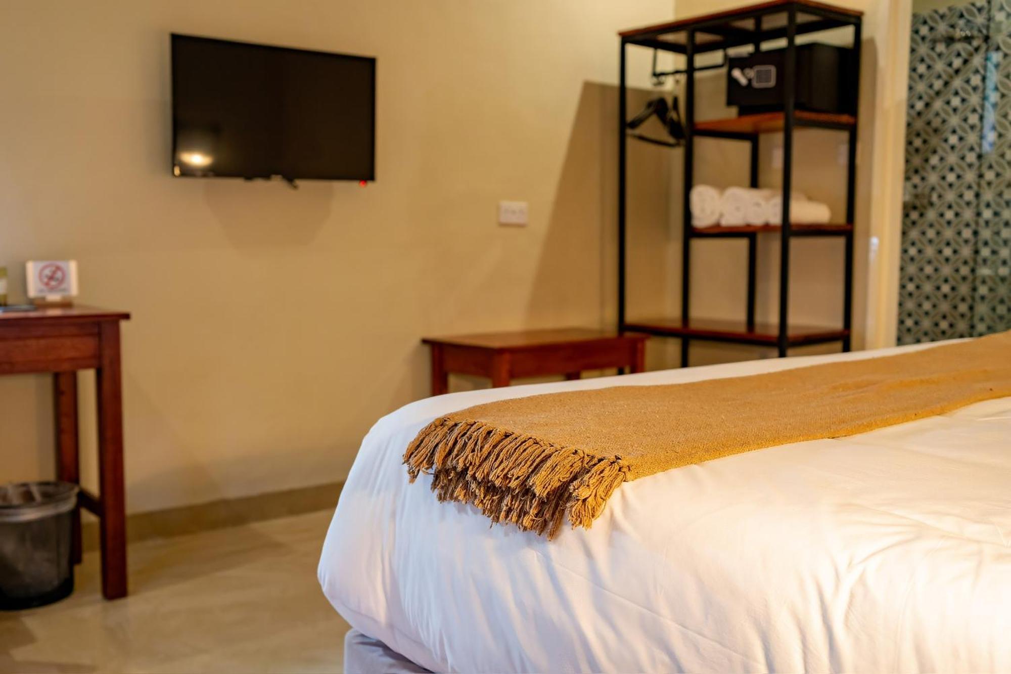 The Shrub Lodge Victoria Falls Extérieur photo